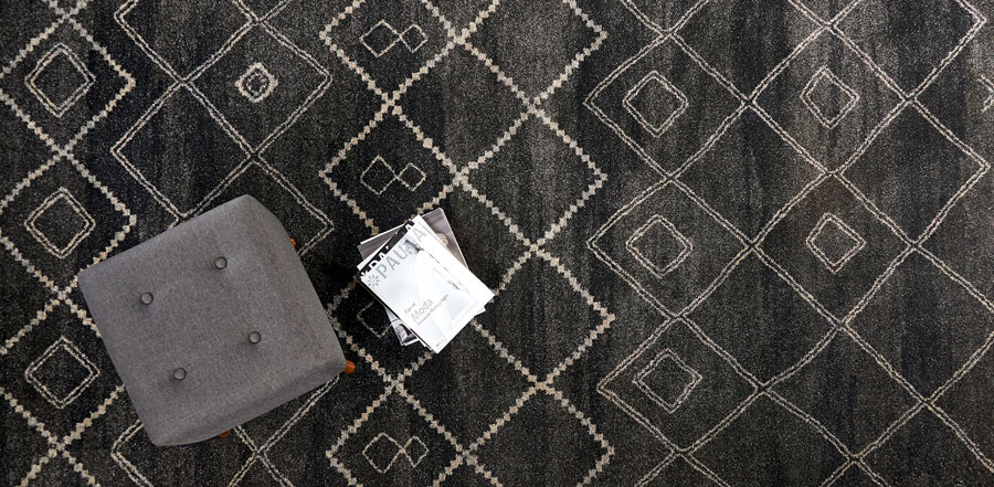 alfombra negra con líneas geométricas color crudo