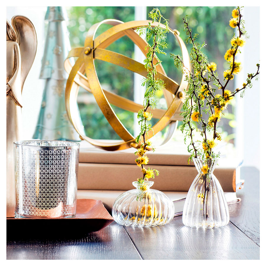 mesa de centro con floreros y jarro de vidrio, dan más amplitud y diseño a los espacios