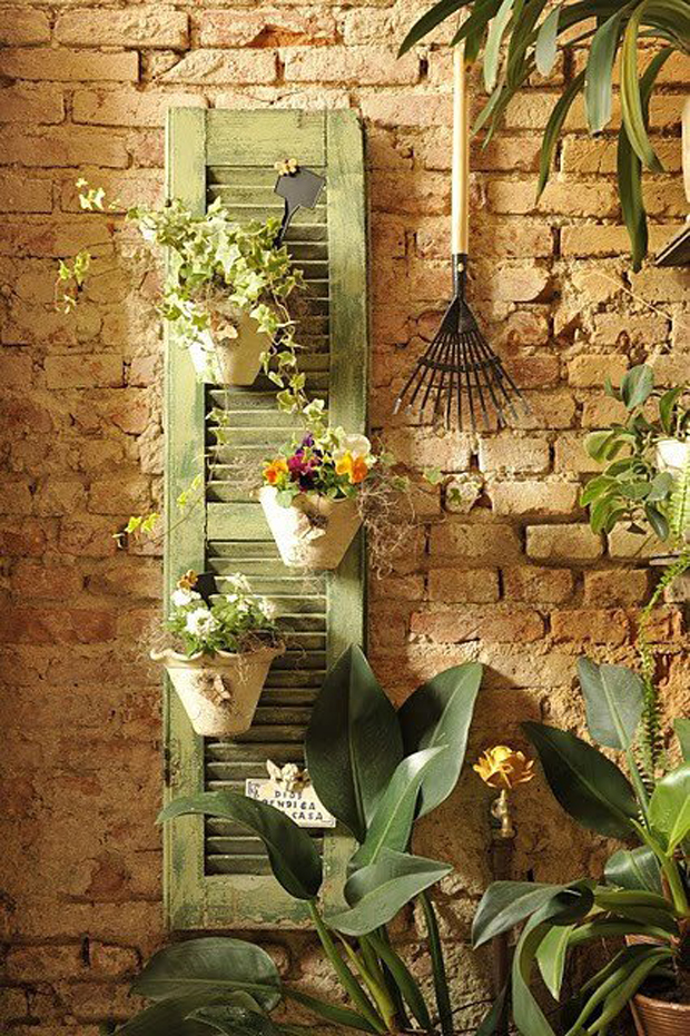 muebles-demolicion-arte-reciclar-decorando-persiana-plantas