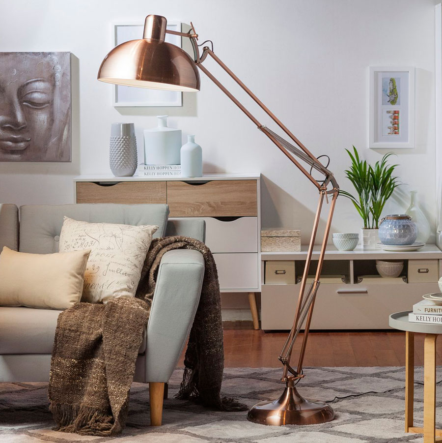 tips para decorar casa o departamento arrendado lampara de pie cobre