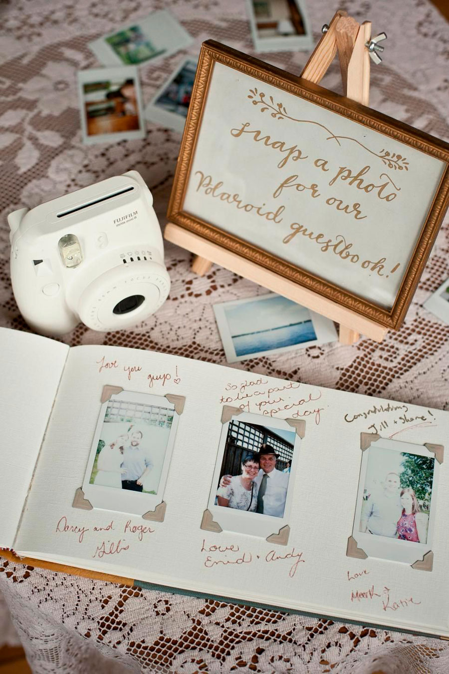 cámara polaroid con invitación a tomar una foto de los invitados y dejarla con un mensaje