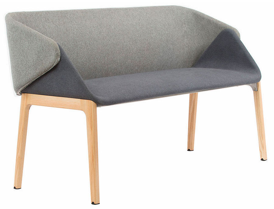 sillón minimalista, de colores planos y estructura de madera natural