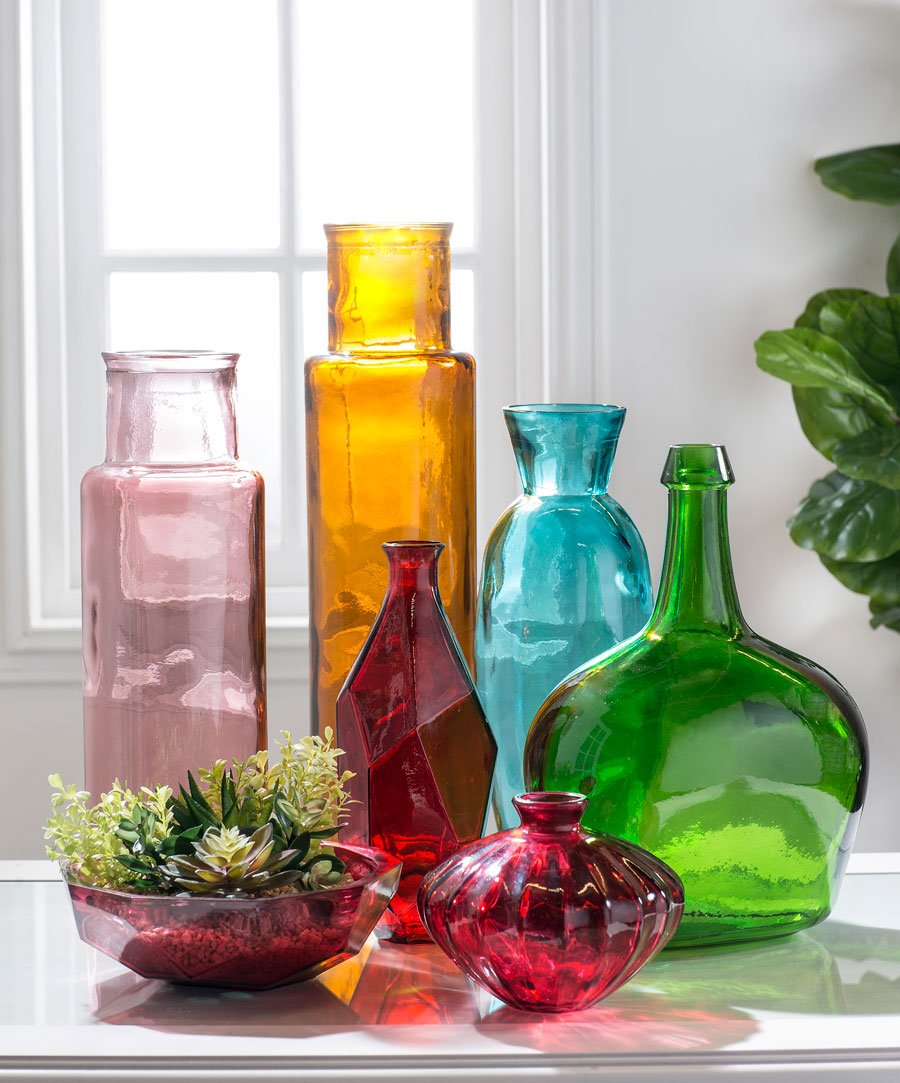 jarros y jarrones de vidrio de distintos colores