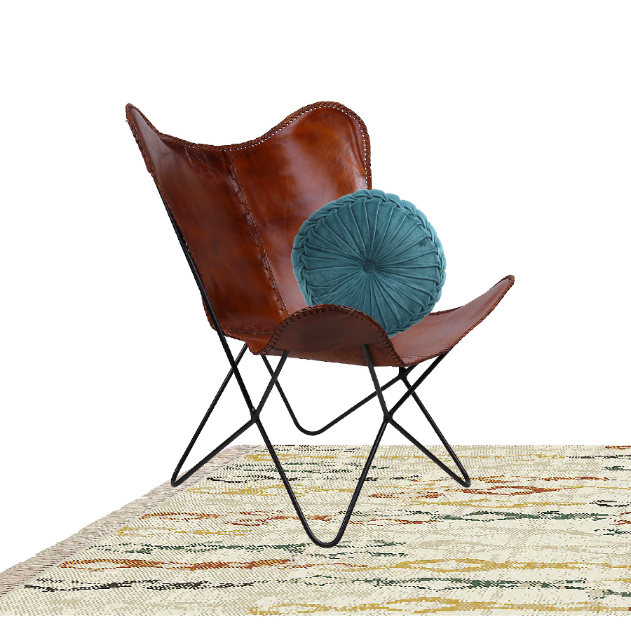 silla de cuero con base metálica y cojín vintage