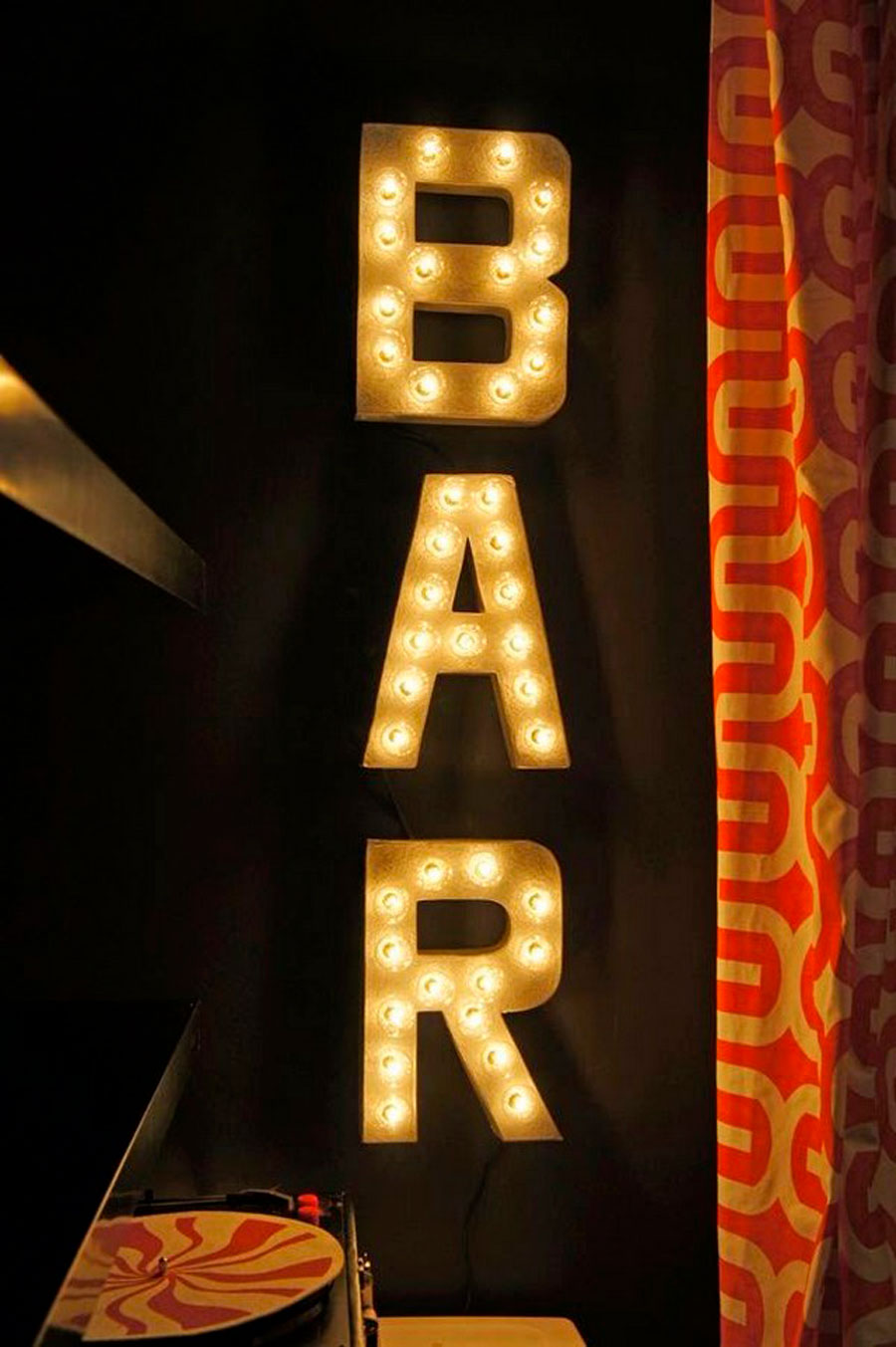 letras iluminadas que dicen bar