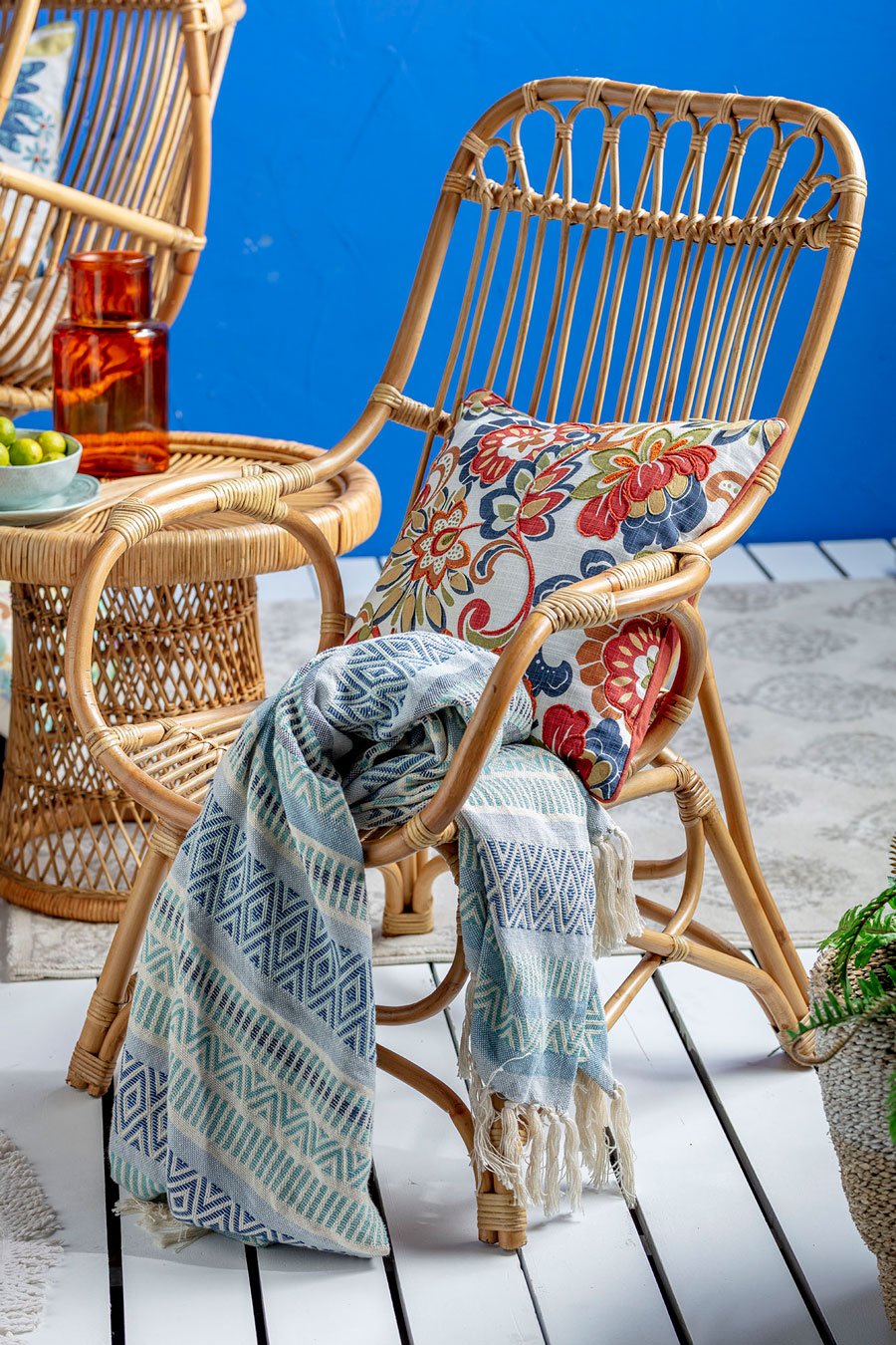 sillón de terraza de fibras naturales con cojín floreado