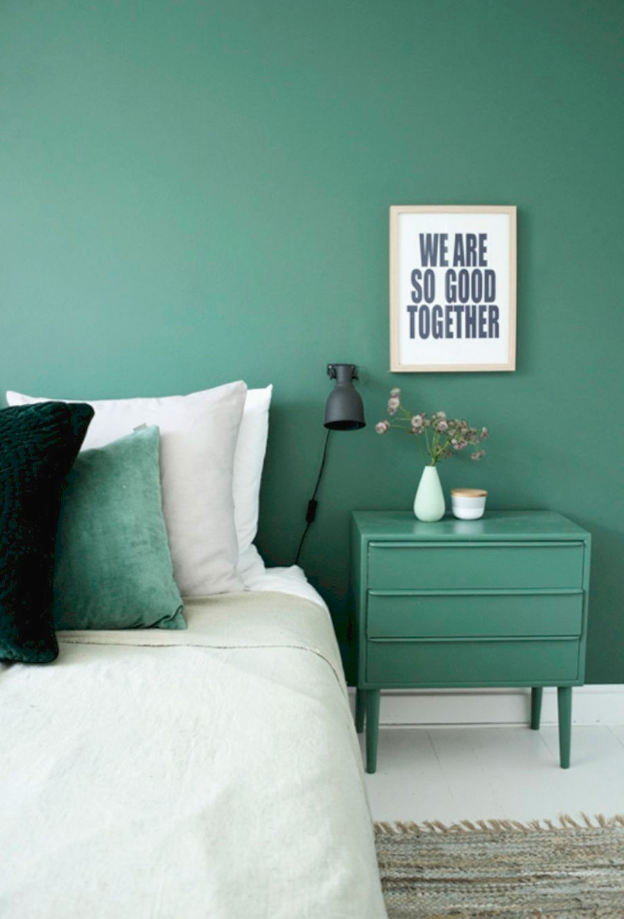 dormitorio decorado con paleta de colores verde y blanco