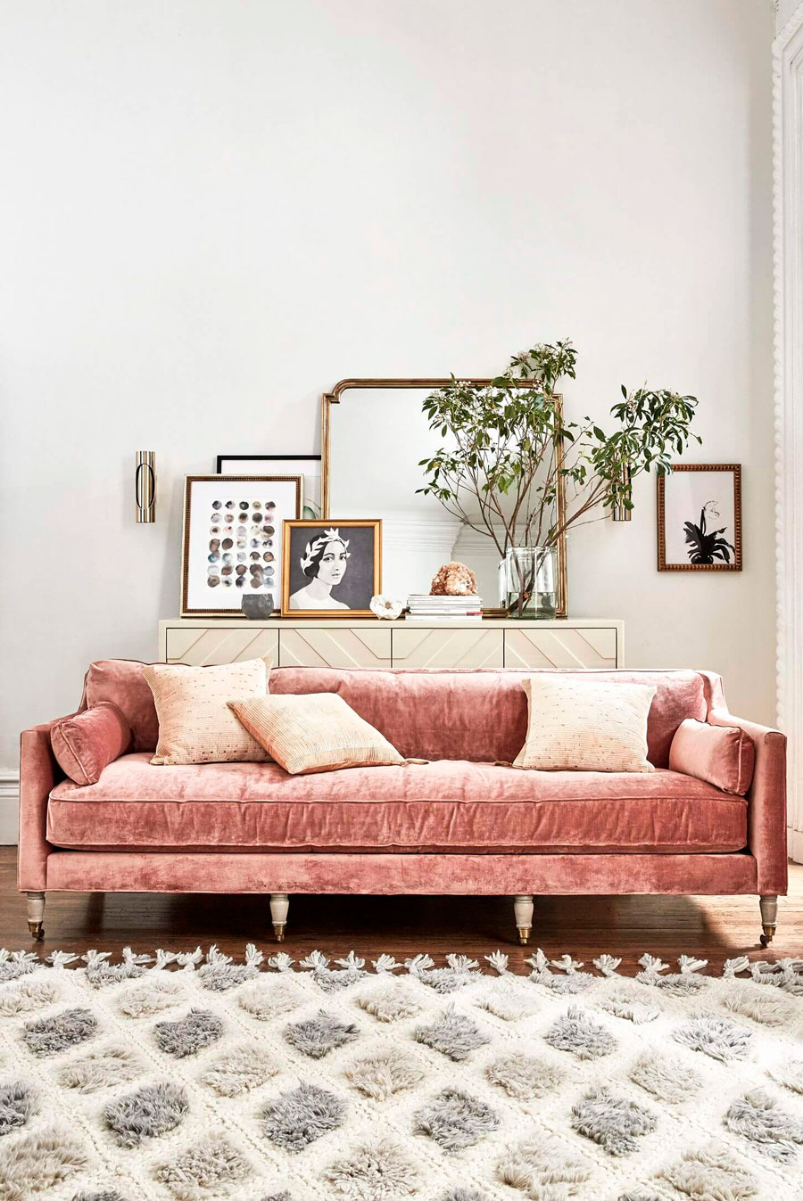 sofá de terciopelo rosado