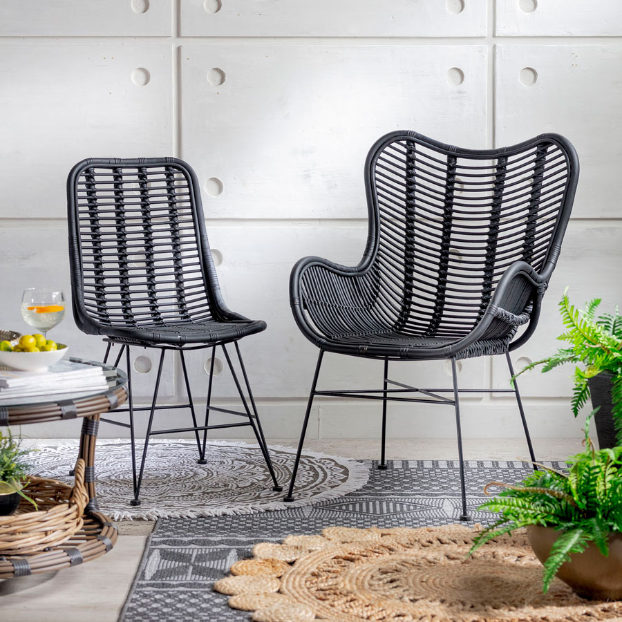 sillas de ratán color negro, agregan un toque extra de estilo a tu terraza