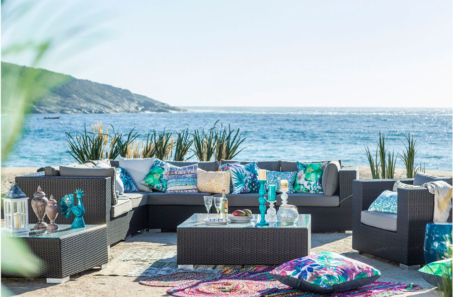 Playa con juego de terraza para nueve personas, con cojines y alfombras 