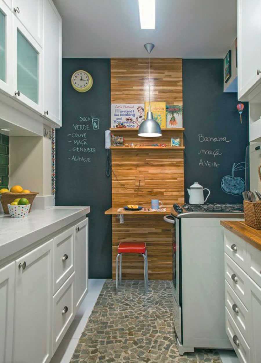 cocina con tablón plegable de madera en una pared, puede ser usado como comedor individual o para 2.