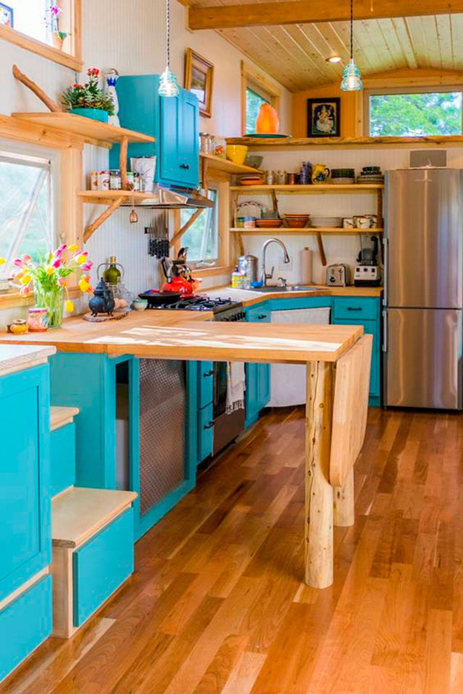 cocina con mesa plegable en tiny house, usa menos espacio y se puede guardar.