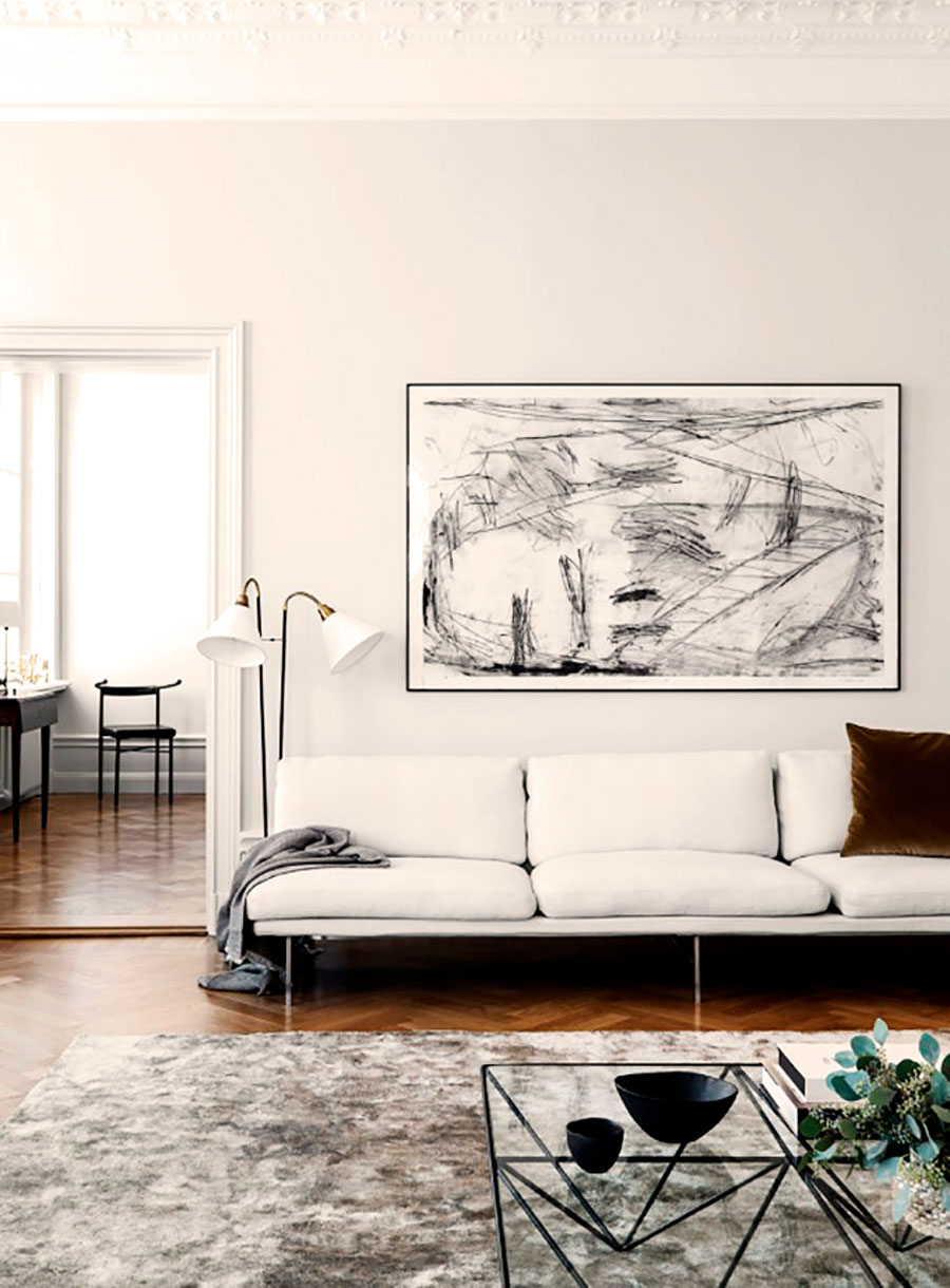 living con sillón blanco en textiles lisos, ideal para un verano fresco