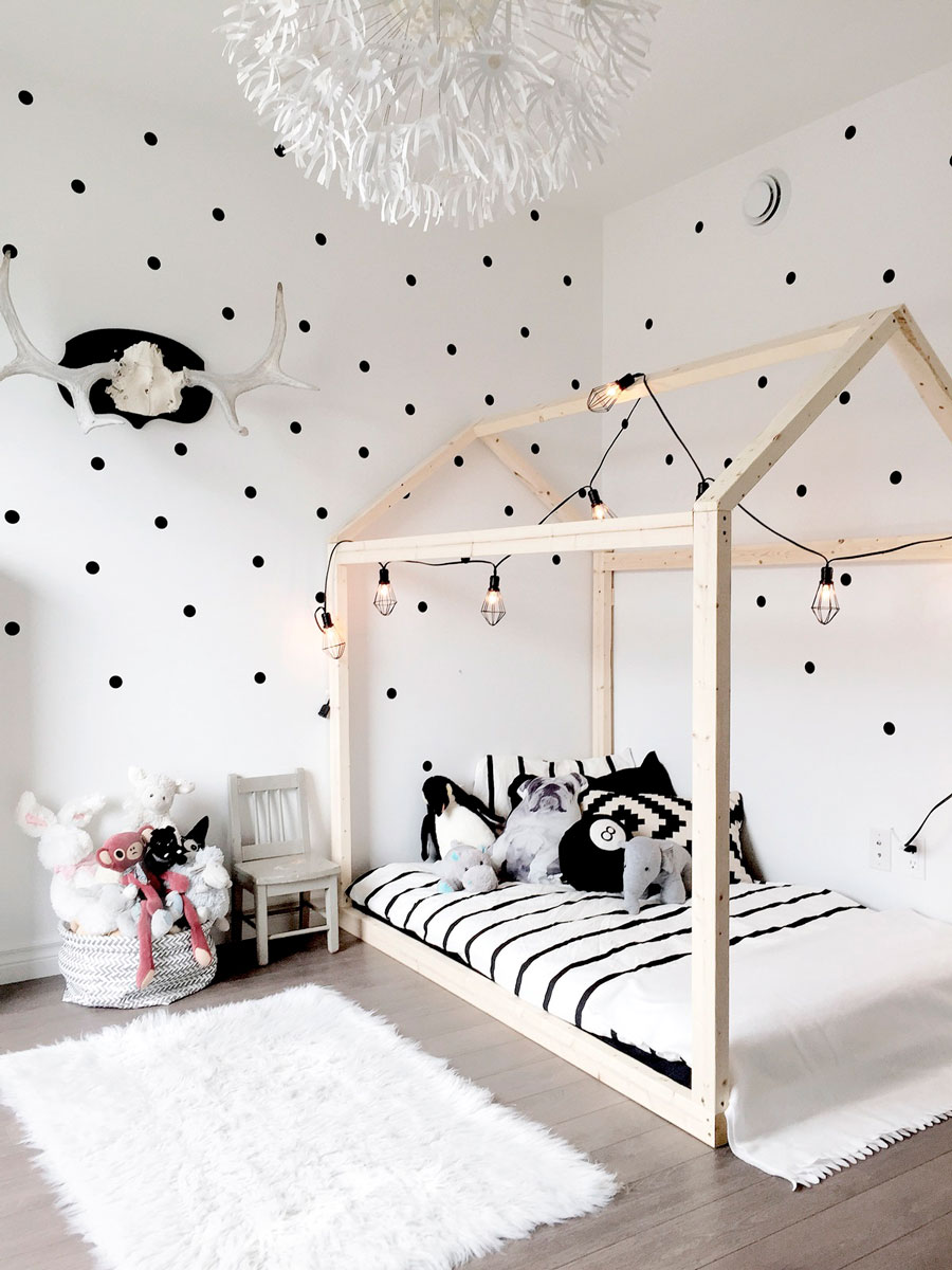 dormitorio infantil color blanco con lunares y líneas negras