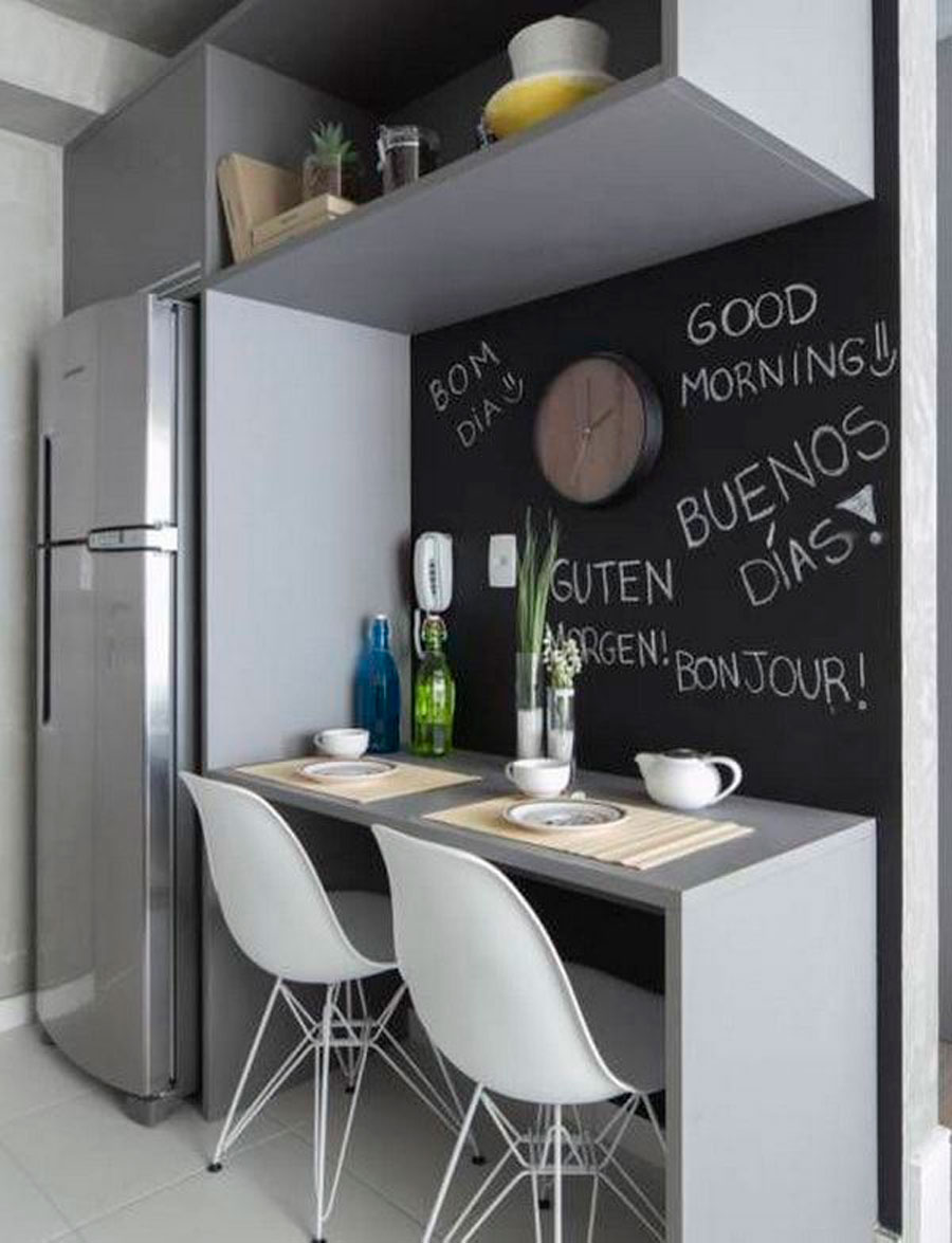 mesa tipo escritorio en cocina con pared pintada con pintura de pizarra ideal para artistas o tareas