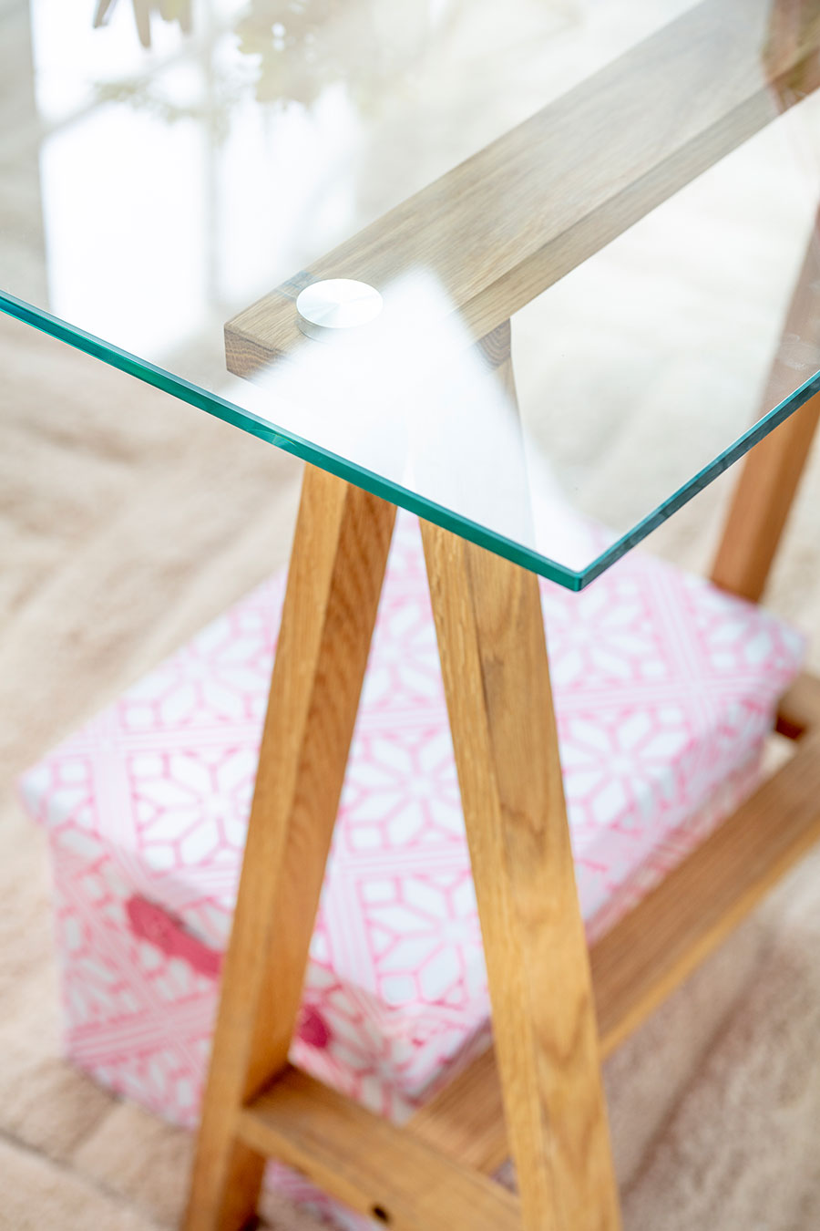 mueble muestra detalle de combinación entre vidrio y madera en tonos naturales