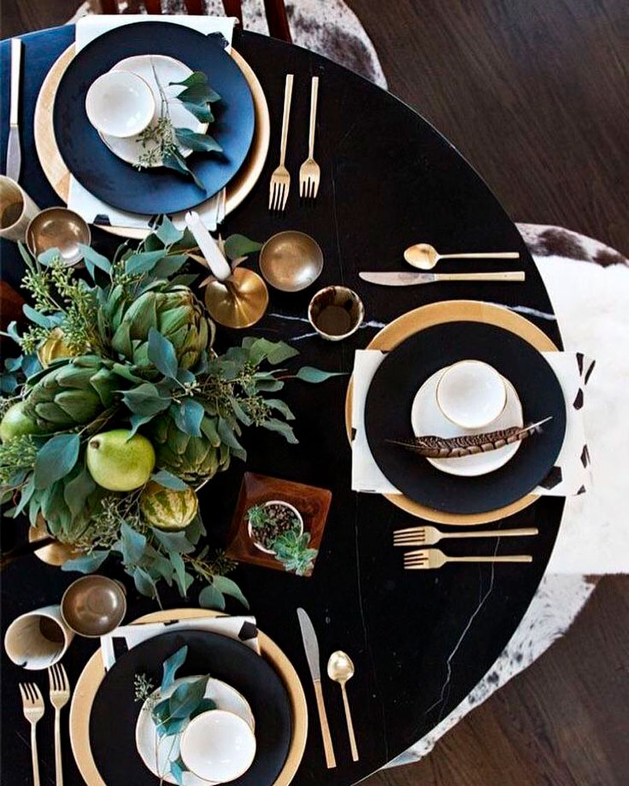 mesa de comedor con superficie negra y platos negros